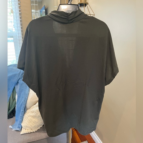 H & M dressy shirt with short sleeve bat sleeves - Picture 2 of 4